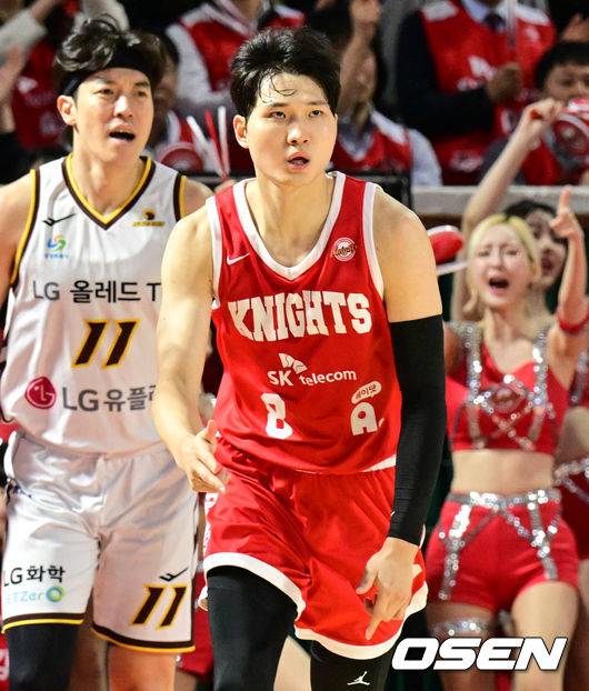 [OSEN=잠실, 조은정 기자]12일 오후 서울 송파구 잠실학생체육관에서 ‘2024-2025 KCC 프로농구’ 서울 SK와 창원 LG의 경기가 열렸다.홈팀 SK는 31승 7패로 리그 선두를, 어웨이팀 LG는 23승 14패로 3위를 기록하고 있다.2쿼터 SK 안영준이 3점슛 세리머니를 하고 있다. 2025.02.12 /cej@osen.co.kr