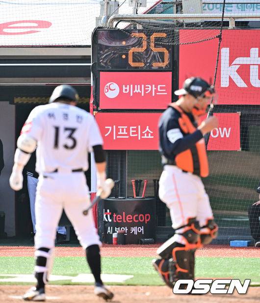 [OSEN=수원, 박준형 기자] 22일 수원KT위즈파크에서 ‘2025 신한 SOL BANK KBO리그’ KT 위즈와 한화 이글스의 개막경기가 진행됐다.이날 홈팀 KT는 헤이수스를, 어웨이팀 한화는 폰세를 선발투수로 내세웠다. 피치클락이 시간이 흘러가고 있다. . 2025.03.22 / soul1014@osen.co.kr