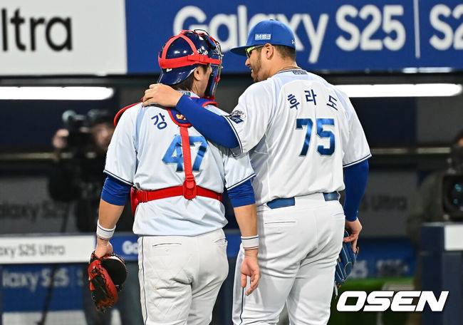 [OSEN=대구, 이석우 기자] 26일 대구삼성라이온즈파크에서 2025 신한 SOL 뱅크 KBO 리그 삼성 라이온즈와 NC 다이노스의 경기가 열렸다. 홈팀 삼성은 후라도가, 방문팀 NC는 이용찬이 선발 출전했다. 삼성 라이온즈 선발 투수 후라도가 7회초 수비를 마치고 강민호와 어깨동무를 하고 있다. 2025.04.26 / foto0307@osen.co.kr