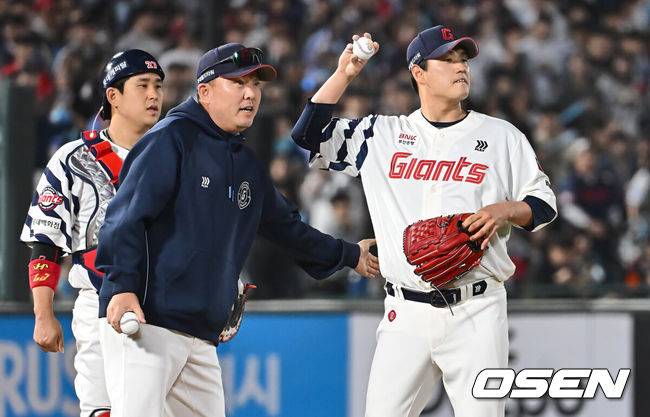 [OSEN=부산, 이석우 기자] 2일 부산 사직야구장에서 2025 신한 SOL 뱅크 KBO 리그 롯데 자이언츠와 NC 다이노스의 경기가 열렸다. 홈팀 롯데는 나균안, 방문팀 NC는 최성영이 선발 출전했다.롯데 자이언츠 선발 투수 나균안이 7회초 1사 1,2루 교체되고 있다. 2025.05.02 / foto0307@osen.co.kr