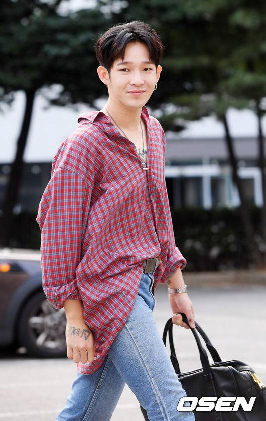 [OSEN=민경훈 기자] 10일 오전 서울 영등포구 여의도 KBS 신관공개홀에서 뮤직뱅크 리허설이 진행됐다.사우스클럽 남태현이 뮤직뱅크 출근길에서 포즈를 취하고 있다. /rumi@osen.co.kr