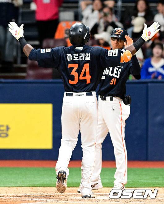 [OSEN=고척, 조은정 기자]9일 오후 서울 고척스카이돔에서 2025 신한 SOL Bank KBO리그 키움 히어로즈와 한화 이글스의 경기가 열린다.이날 홈팀 키움은 하영민을 원정팀 한화는 엄상백을 선발 투수로 내세웠다.5회초 2사 한화 플로리얼이 우월 솔로 홈런을 날린 뒤 베이스를 돌고 있다. 2025.05.09 /cej@osen.co.kr