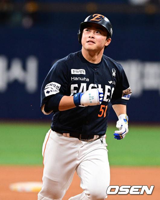 [OSEN=고척, 조은정 기자]9일 오후 서울 고척스카이돔에서 2025 신한 SOL Bank KBO리그 키움 히어로즈와 한화 이글스의 경기가 열린다.이날 홈팀 키움은 하영민을 원정팀 한화는 엄상백을 선발 투수로 내세웠다.9회초 2사 한화 문현빈이 역전 솔로 홈런을 날린 뒤 베이스를 돌고 있다. 2025.05.09 /cej@osen.co.kr