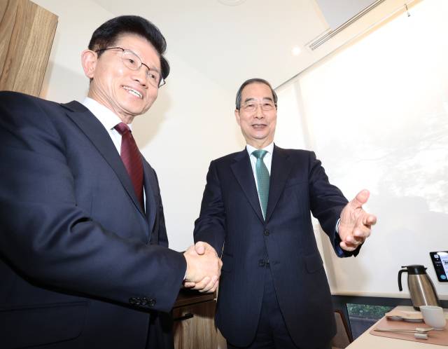 ▲국민의힘 김문수 대선후보와 무소속 한덕수 대선 예비후보가 지난 7일 서울 종로구의 한 식당에서 후보 단일화 관련 회동을 하고 있다. ⓒ연합뉴스