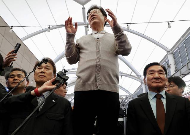 ▲보수정당 출신 권오을(왼쪽 두 번째)·박창달 전 의원(오른쪽)이 9일 더불어민주당 이재명 대선 후보와 함께 경북 성주군 성주전통시장을 찾아 지지 유세를 하고 있다. ⓒ연합뉴스