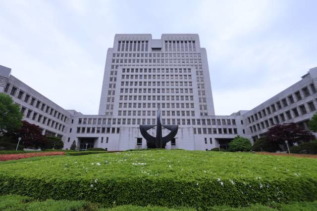 ▲더불어민주당 이재명 대선 후보의 대법원 파기환송심 판결 관련 전국법관대표회의 임시회의 소집이 9일 결정됐다. 전국법관대표회의는 "구성원 5분의 1 이상이 법원의 정치적 중립에 대한 의심과 사법에 대한 신뢰 훼손 문제에 대해 전국법관대표회의에서 논의하고 입장을 정리할 필요가 있다는 이유로 전국법관대표회의 임시회의 소집을 요청했다"며 "임시회의가 소집될 예정"이라고 이날 밝혔다. 사진은 이날 서울 서초구 대법원의 모습. ⓒ연합뉴스