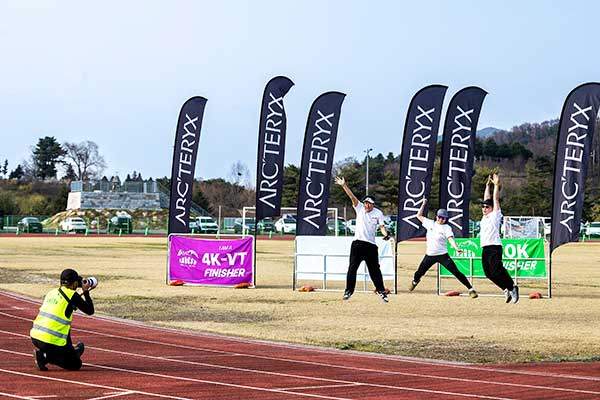 경기장에서 기념촬영을 하는 참가자들. 이번 대회에 무려 2,500여 명의 '외지인'이 장수를 찾았다.