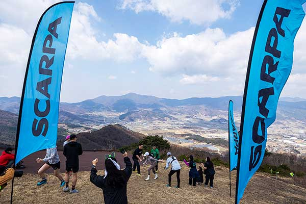 첫날 장수종합운동장에서 출발해 논개활공장까지 이어지는 코스에서 '버티컬 레이스'가 열렸다. 아래 보이는 벌판은 장수읍이다. 주위의 산 대부분이 장수트레일레이스 코스에 속한다.