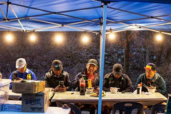 CP6에서 저녁 식사를 하고 있는 선수들. 저녁밥은 컵라면이다.&nbsp;저 선수들이 CP6을 떠난 직후 경기가 중단됐다.