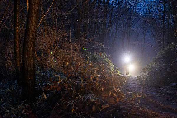 대회 둘째 날 CP6 인근. 비가 내리는 사이 선수들이 CP를 향해 뛰고 있다. 당시 등산로는 진흙탕으로 변했다. 주최 측은 선수들의 안전을 고려해 저녁 7시 20분쯤 경기 중단을 선언했다.