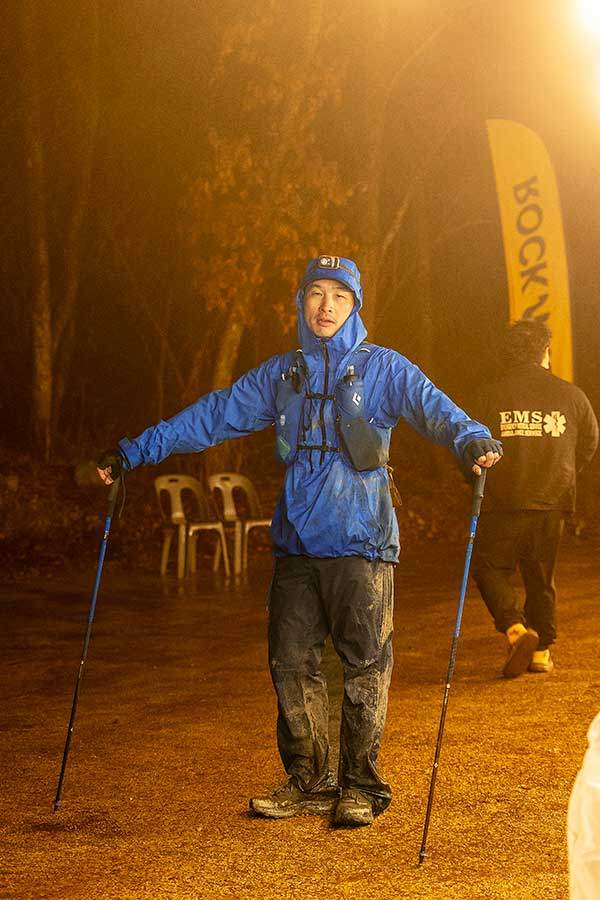 경기 중단 직후 윤성중 기자의 모습. 비바람과 사투를 벌인 흔적이 역력하다.