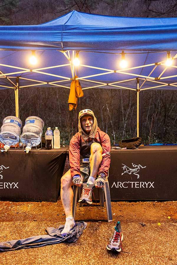 CP6에서 장비를 점검하고 있는 한 선수.