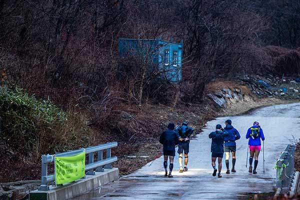 CP6에서 CP7로 출발하는 선수들. 여기서 골인지점까지 14km 정도 떨어져 있다.&nbsp;