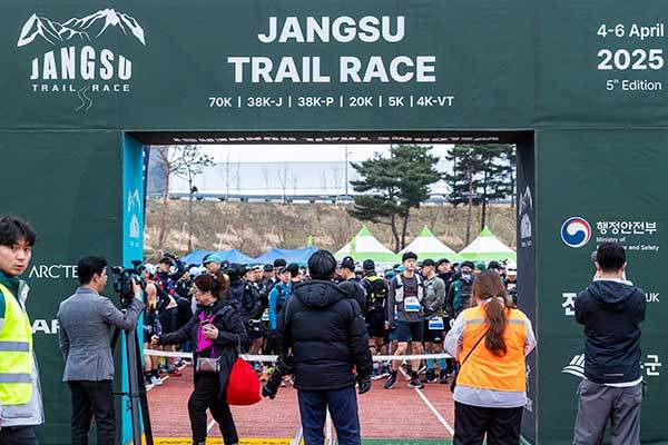 둘째날 오전 6시 50분쯤, 출발점 광경. 70km, 38km 참가자들과 여러 스태프들까지 합쳐 1,000여 명이 경기장에 모여 시끌벅적했다.