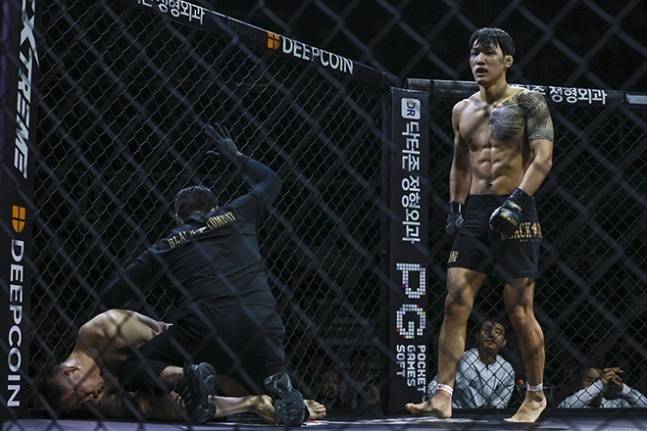 박어진(오른쪽)이 지난해 9월 서울 성북구 고려대 회정체육관에서 열린 블랙컴뱃 12에서 남의철을 쓰러트린 뒤 덤덤한 표정을 짓고 있다. 스포츠앤조이 제공