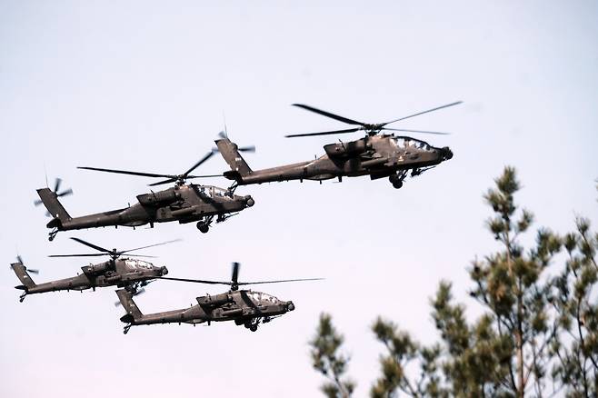 미 육군 AH-64D 공격헬기 편대가 지상과 가까운 고도로 비행하고 있다. 세계일보 자료사진
