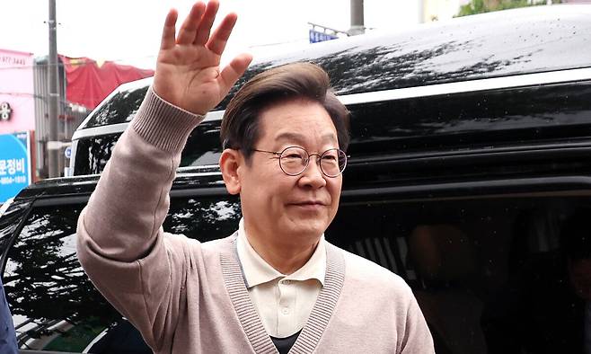 민심을 청취하는 '경청 투어'에 나선 이재명 더불어민주당 대선후보가 9일 경북 칠곡군 석적읍 인근에서 주민들에게 인사하고 있다. 뉴시스