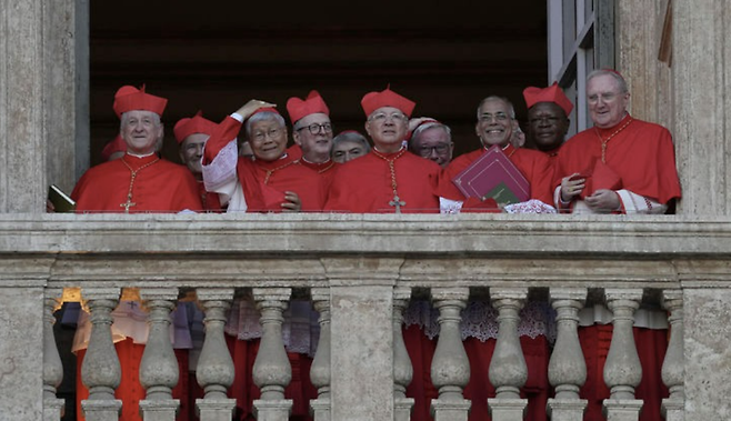 로버트 F. 프레보스트(Robert F. Prevost) 추기경이 267대 교황으로 선출된 후 레오 14세(Leo XIV)라는 이름을 선택했다. 바티칸=AP/뉴시스