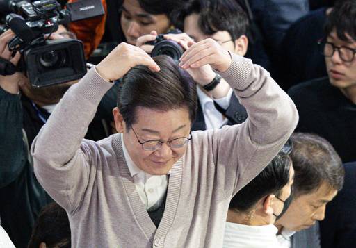 3차 경청투어에 나선 이재명 더불어민주당 대통령 후보가 9일 경북 영천시완산동 영천공설시장에서 연설을 하기 전 하트를 그려보이고 있다. 뉴스1