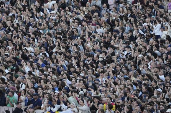 8일(현지시간) 바티칸 성 베드로 광장에 모인 신자들이 프란치스코 교황을 이을 제267대 교황에 선출된 미국의 로버트 프랜시스 프레보스트(69) 추기경을 지켜보고 있다. 2025.5.8 바티칸 AP 연합뉴스