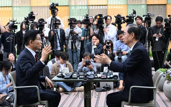 국회 사랑재 카페서  마주 앉은 김·한  김문수(왼쪽) 국민의힘 대선 후보와 한덕수 전 국무총리가 8일 국회 카페 강변서재 앞뜰에서 취재진이 지켜보는 가운데 대화를 나누고 있다. 홍윤기 기자