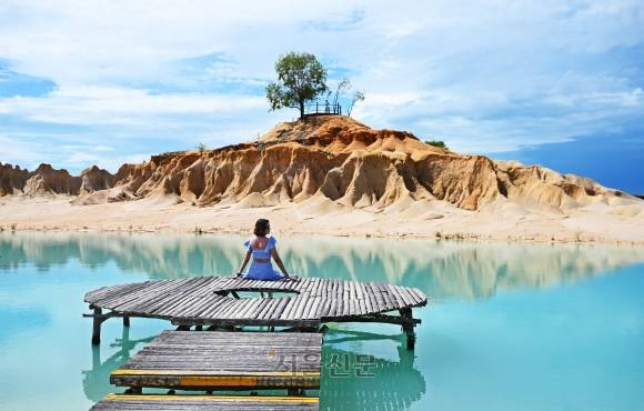 인도네시아 빈탄의 대표 인증샷 성지인 ‘블루 레이크’. 다른 즐길거리는 거의 없지만 사진 찍기에 정말 좋다.