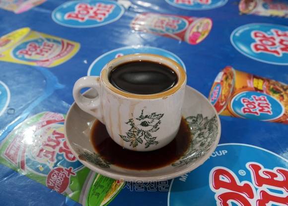 탄중피낭 시장에서 사 마실 수 있는 토속 커피.