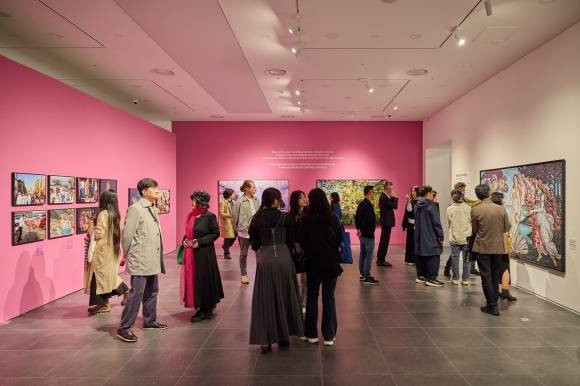 서울 중구문화재단이 운영하는 충무아트센터 갤러리에서 지난달 22일부터 진행 중인 전시 ‘더 글로리어스 월드’를 보러 온 관람객들이 행사장에 마련된 110여점의 작품을 살펴보고 있다. 중구문화재단 제공