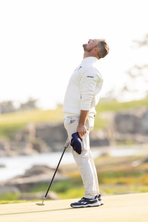 LIV 골프 간판 브라이슨 디섐보가 지난 4일 끝난 LIV 골프 코리아에서 시즌 첫 우승을 확정 지은 뒤 감격에 겨운 듯 하늘을 바라보고 있다.  LIV 골프 제공