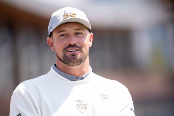 한국 팬들의 응원에 미소 짓는 디섐보. LIV 골프 제공