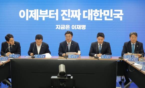 8일 서울 여의도 더불어민주당 당사에서 열린 중앙선대위 총괄본부장단 회의. 강훈식(오른쪽 두번째) 종합상활실장은 조희대 대법원장의 사퇴를 촉구했다.