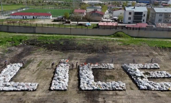 튀르키예 경찰이 디야르바키르주에서 압수한 대마초 20톤을 태우기 위해 대마초 봉지를 마을 이름인 ‘리제’(LICE) 모양으로 배열한 모습. (X·옛 트위터) 캡처