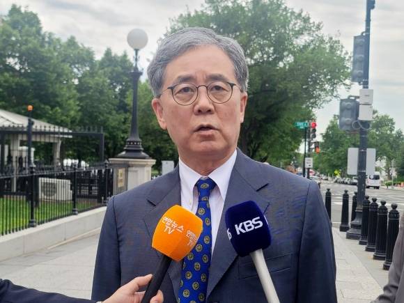 美 백악관 당국자 만난 뒤 기자들에게 설명하는 김현종 - 이재명 더불어민주당 대선 후보의 외교·안보·통상 분야 핵심 참모인 김현종 전 국가안보실 2차장이 8일(현지시간) 미국 워싱턴 DC 백악관에서 도널드 트럼프 행정부 당국자들과 회동한 뒤 기자들에게 결과를 설명하고 있다. 2025.5.9