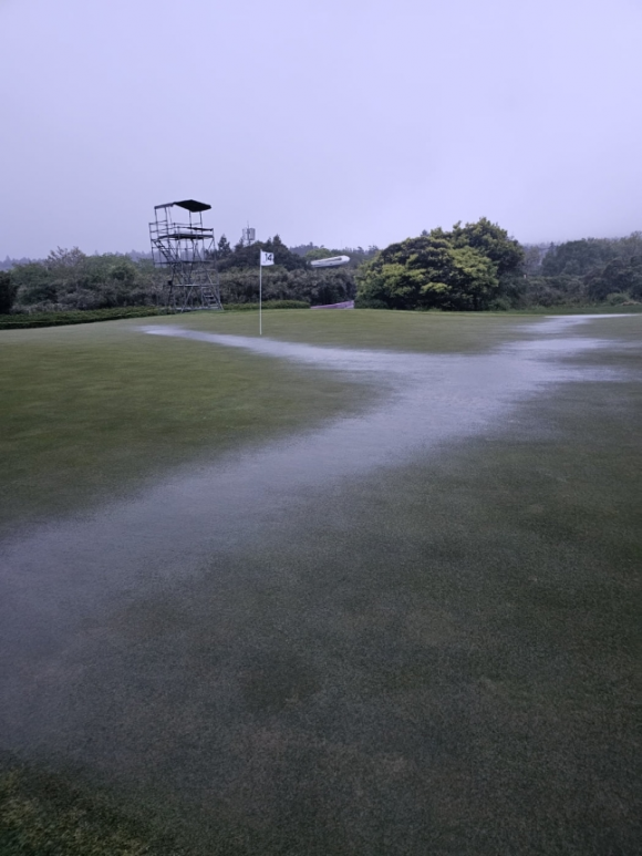 9일 내리고 있는 많은 비에 잠긴 제주 서귀포 사이프러스 골프&리조트 북서코스. KPGA 제공