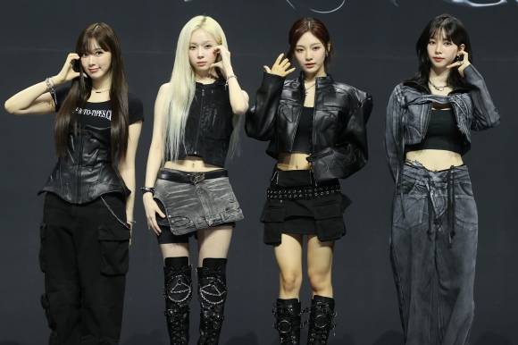 그룹 에스파가 지난해 첫 정규 앨범 ‘Armageddon’(아마겟돈)을 발표하며 열린 기념 쇼케이스에서 포즈를 취하고 있는 모습. 2024.5.27 연합뉴스