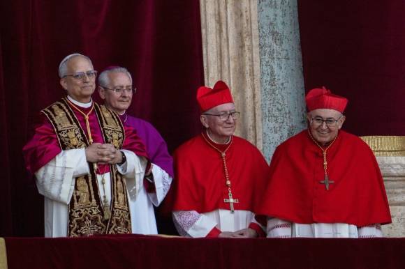 8일(현지시간) 새 교황으로 선출된 레오 14세가 바티칸 성 베드로 대성전 발코니에서 신자들을 내려다보고 있다. 2025.5.8 바티칸 AP 연합뉴스