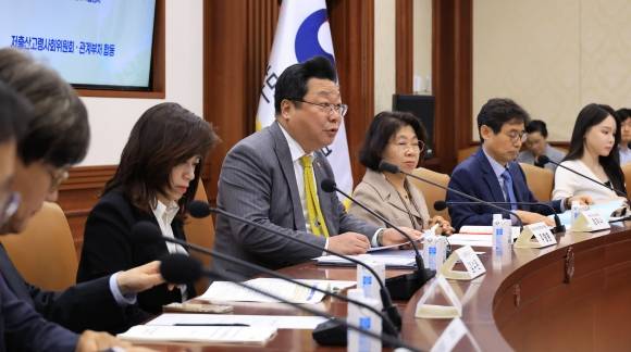 제11차 인구비상대책회의 주재하는 주형환 부위원장 - 제11차 인구비상대책회의 주재하는 주형환 부위원장     (서울=연합뉴스) 최재구 기자 = 주형환 저출산고령사회위원회 부위원장이 29일 서울 종로구 정부서울청사에서 열린 제11차 인구비상대책회의에서 발언하고 있다. 연합뉴스