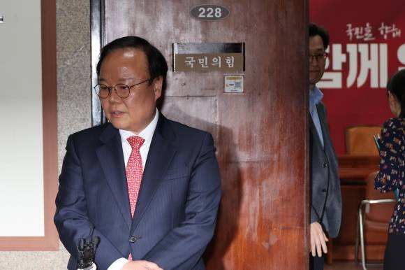 김문수 국민의힘 대선 후보 측 김재원 비서실장이 9일 서울 여의도 국회에서 재개된 단일화 협상 중 회의장에서 나와 취재진 질문에 답하고 있다. 연합뉴스