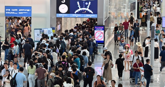 인천국제공항 제1여객터미널 출국장이 해외로 떠나려는 여행객으로 붐비고 있다. 연합뉴스