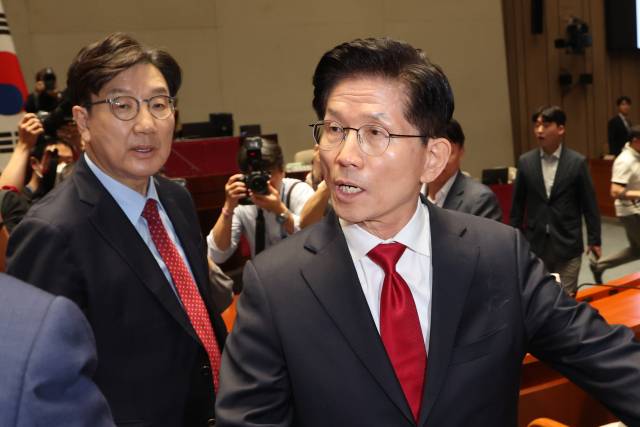 김문수 국민의힘 대선 후보가 9일 서울 여의도 국회에서 열린 의원총회에서 권영세 비상대책위원장이 단일화를 압박하는 발언 뒤 퇴장하자 항의하며 의총장을 나가고 있다. 연합뉴스