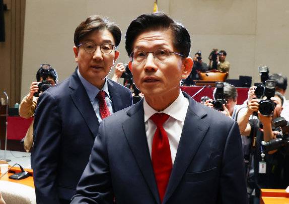 김문수 국민의힘 대선후보가 9일 오전 서울 여의도 국회에서 열린 의원총회에 참석한 뒤 의총장을 나오고 있다. 왼쪽은 권성동 원내대표. 뉴시스