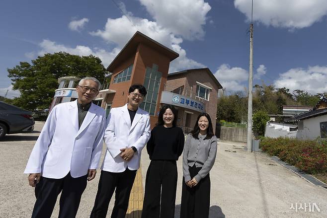 4월21일 오후 고부보건지소를 이끄는 임경수 고부보건지소장(왼쪽부터)과 김승혁 한의학 공보의, 이향선 간호사, 임민지 행정직원이 전북 정읍시 고부면 고부보건지소 앞에 서 있다. ⓒ시사IN 이명익