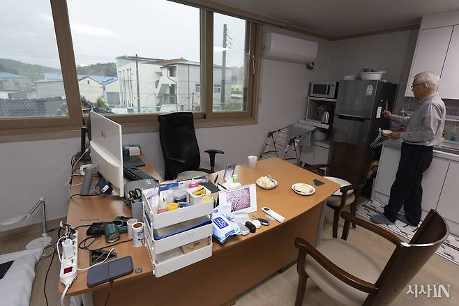 임경수 소장이 고부보건지소 옥탑방 숙소에서 아침 식사를 준비하고 있다. ⓒ시사IN 이명익