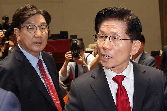 국민의힘 김문수 대선 후보가 9일 서울 여의도 국회에서 열린 의원총회에서 권영세 비상대책위원장이 단일화를 압박하는 발언 뒤 퇴장하자 항의하며 의총장을 나가고 있다. ⓒ연합뉴스