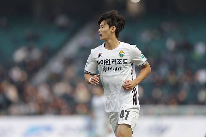 강원FC 신민하는 이번 시즌 K리그1에서 가장 돋보이는 ‘젊은 수비수’다.  리그에서 가장 탄탄한 뒷문을 자랑하는 강원의 핵심 수비수인 그를 축구국가대표팀 코칭스태프도 주목하고 있다. 코치들은 물론, 홍명보 감독이 강원 경기를 직관하며 신민하를 점검했다. 사진제공｜한국프로축구연맹