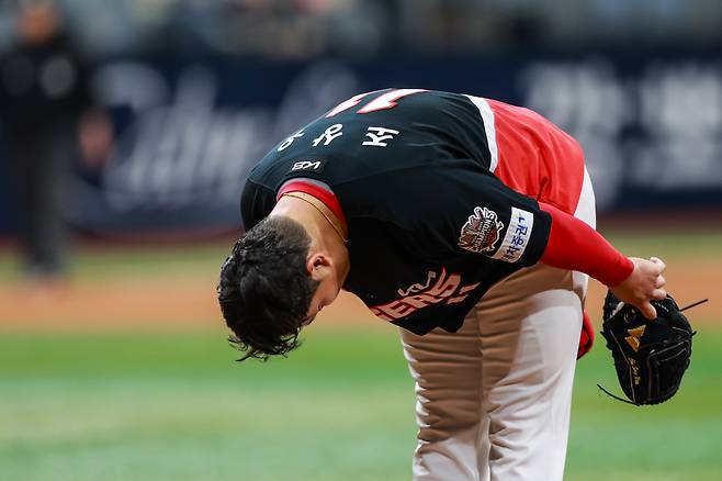 KIA 조상우가 지난 7일 고척 스카이돔에서 열린 키움과 경기 중 마운드에 올라 옛 소속팀 팬들을 향해 인사하고 있다. KIA 타이거즈 제공