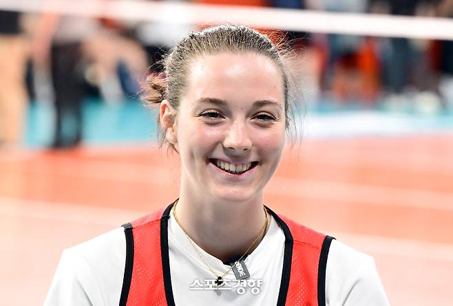 빅토리아 데미도바(러시아)가 튀르키예 이스탄불에서 진행 중인 2025 한국배구연맹(KOVO) 여자부 외국인 선수 트라이아웃에 참가해 연습경기를 소화한 뒤 취재진과 만나 대화하며 웃고 있다. KOVO 제공