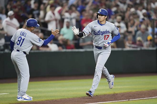 LA 다저스 오타니 쇼헤이가 9일 애리조나전 9회초 2사후 솔로 홈런을 날리고 홈으로 들어오고 있다. AP연합뉴스