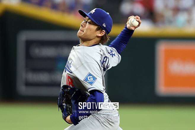 ▲ 9일(한국시간) 미국 애리조나주 피닉스 체이스필드에서 열린 2025 메이저리그 애리조나 다이아몬드벡스와 원정 경기에 선발 등판한 야마모토 요시노부. 5이닝 동안 홈런 2개를 허용하는 등 6피안타 1볼넷 4탈삼진 5실점으로 부진했다.