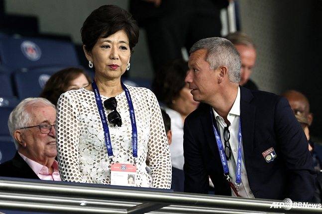 미셸 강(왼쪽)이 올림피크 페미냉 경기를 지켜보고 있다. /AFPBBNews=뉴스1